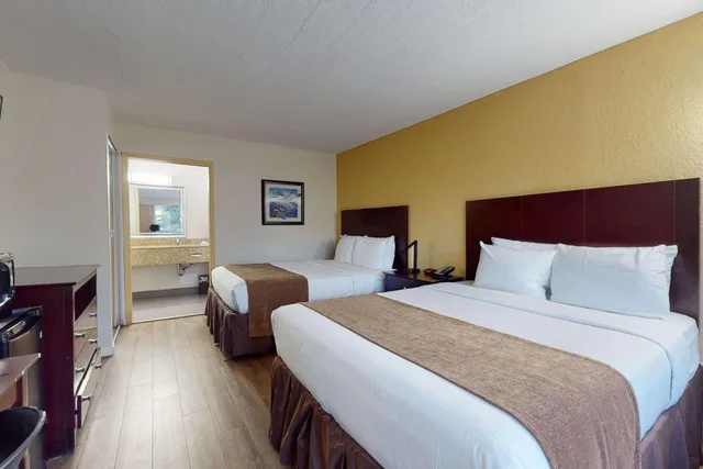 Room, 2 Queen Beds, Parking Lot View، Rodeway Inn and Suites Fort Lauderdale Airport and Cruise Port 2/10