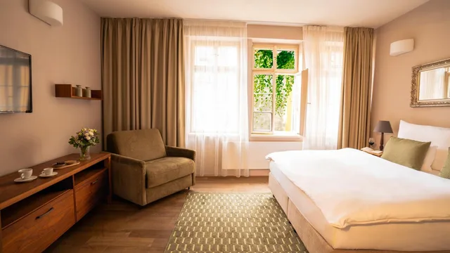 Deluxe, Double or Twin Bed, Hotel Golden Key Prague 5/10