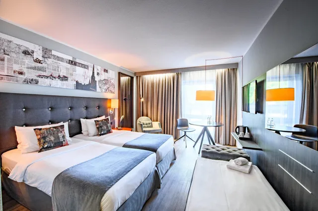 غرفة قياسية بسريرين منفصلين مع سرير إضافي، Holiday Inn Luebeck 2/6