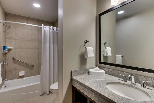 غرفة ديلوكس بسرير كينج في طابق مرتفع، Drury Plaza Hotel Milwaukee Downtown 5/6