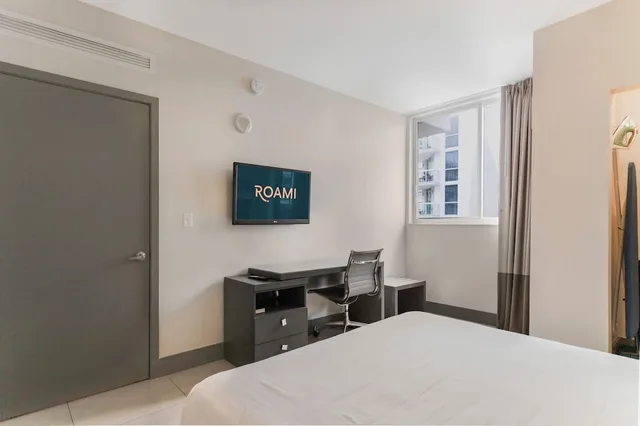 غرفة بسرير كينج وسرير كوين بشرفة بغرفتي نوم مع أريكة، Roami at Habitat Brickell 4/10