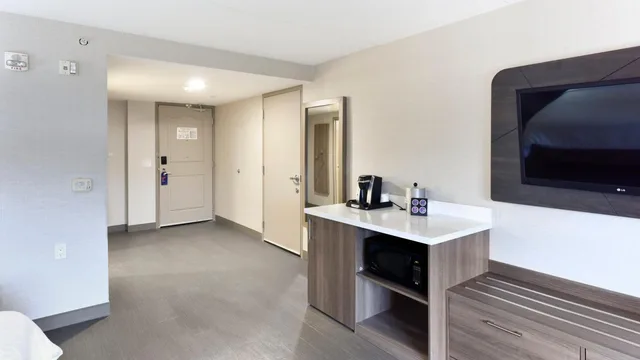 غرفة بسريرين كوين لذوي الإعاقة، Holiday Inn Express Hotel Suites Waterloo St Jacobs 2/2