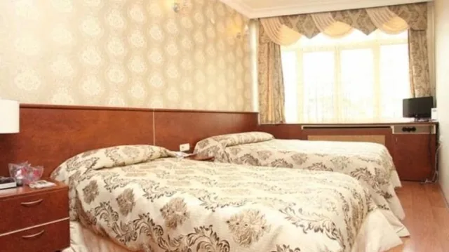 غرفة قياسية ثلاثية بسرير مزدوج وسرير فردي، Turvan Hotel 2/3