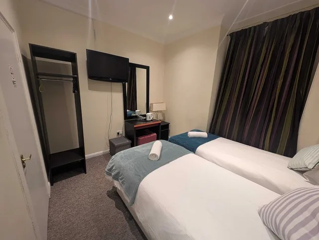 Standard, Twin Beds, London Shelton Hotel, Finsbury Park 2/4