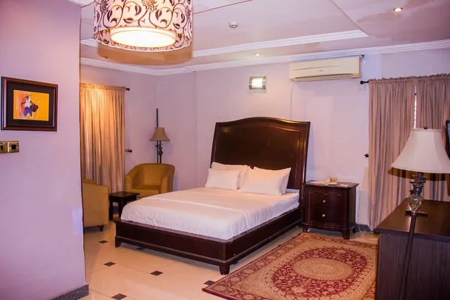 Executive, Suite, King Bed, Tivoli Residence & Bar 2/10