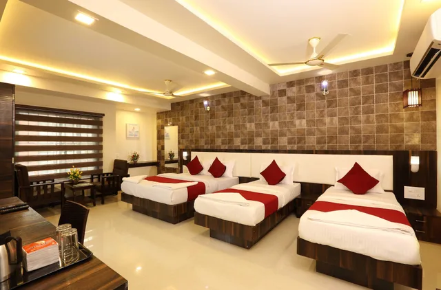 غرفة عائلية رباعية بسرير كوين وسريرين منفصلين بغرفة نوم واحدة بحمام خاص، Hotel Kochi Caprice 1/3