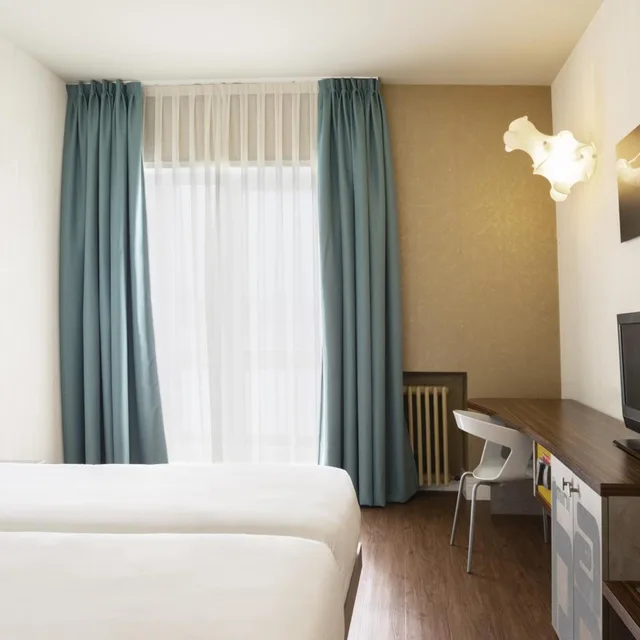 غرفة بسرير مزدوج بإطلالة على البحر بشرفة، Petit Palace Tamarises 5/10
