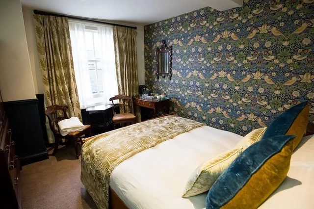 King John, King Bed، The Cardinals Hat 2/7