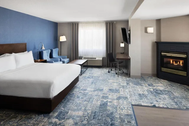 جناح استوديو بسرير كينج بحوض جاكوزي، Four Points by Sheraton Edmonton South 1/4