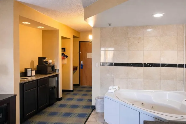 جناح بسرير كينج مع أريكة، Comfort Inn and Suites Meriden 2/3
