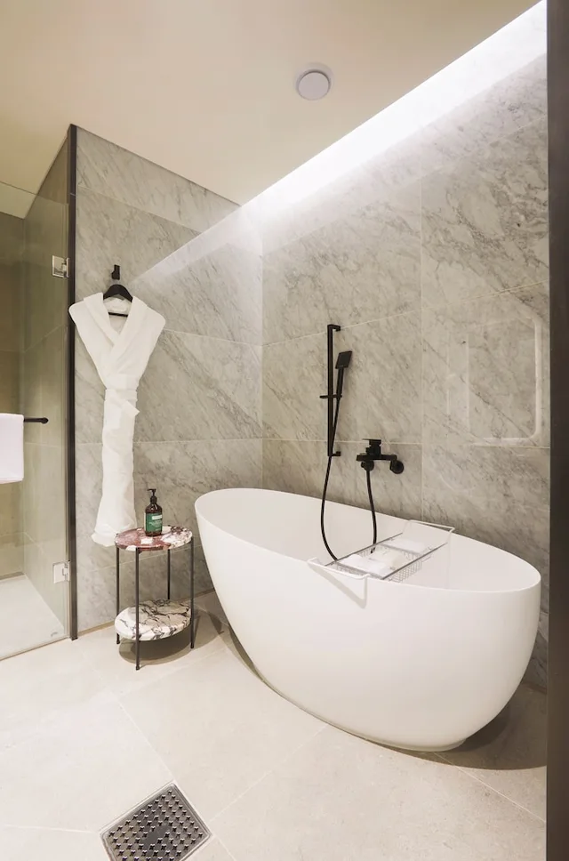جناح بسرير كينج بغرفة نوم واحدة مع أريكة، voco Seoul Gangnam, an IHG Hotel 3/5