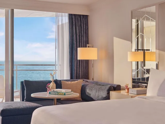 غرفة سيغنتشر بسرير كينج بإطلالة على البحر بشرفة يُسمح فيها بالحيوانات الأليفة، Fairmont Monte Carlo 2/3