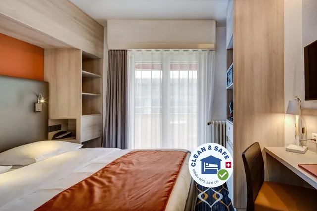 Double Single Use، Eden Hotel 2/6