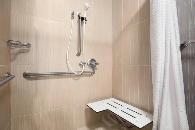 غرفة بسريرين كوين لذوي الإعاقة، Courtyard Springfield 2/4