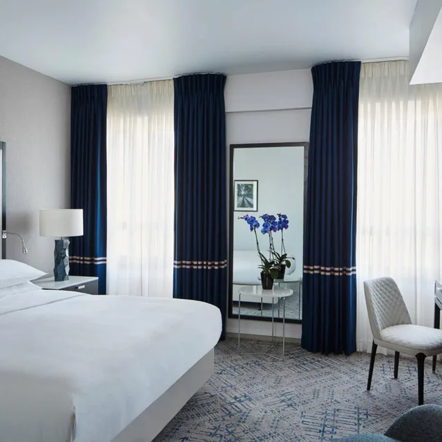 Grosvenor, Guest Room, Superior, King Bed, Square View، Marriott London Hotel Grosvenor Square 1/7