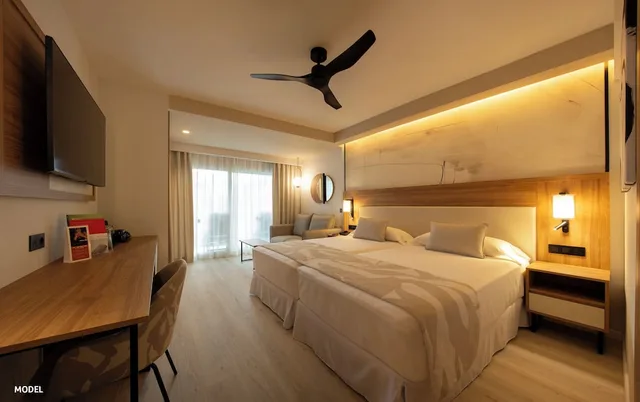 غرفة بسرير مزدوج بشرفة بإطلالة جزئية على البحر، Riu Palace Nautilus - Adults Only 3/10