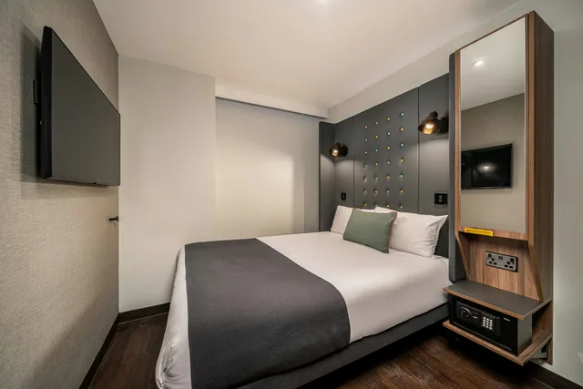 Cozy, Double Bed, No Window، Point A Hotel London Canary Wharf 1/3