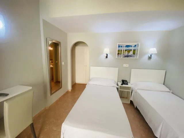 Room, Twin Beds, Partial Pool View, Ground Floor، Hotel Los Jazmines 1/2