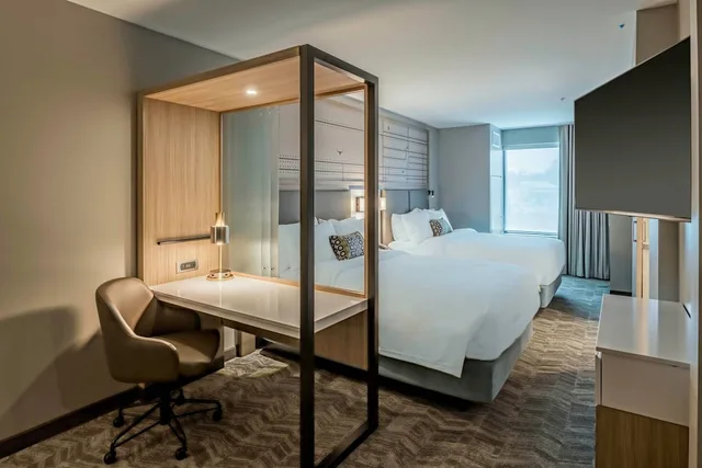 جناح بسريرين كوين مع سرير سحّاب إضافي مع أريكة لذوي الإعاقة، SpringHill Suites by Marriott Fort Worth Historic Stockyards 6/6