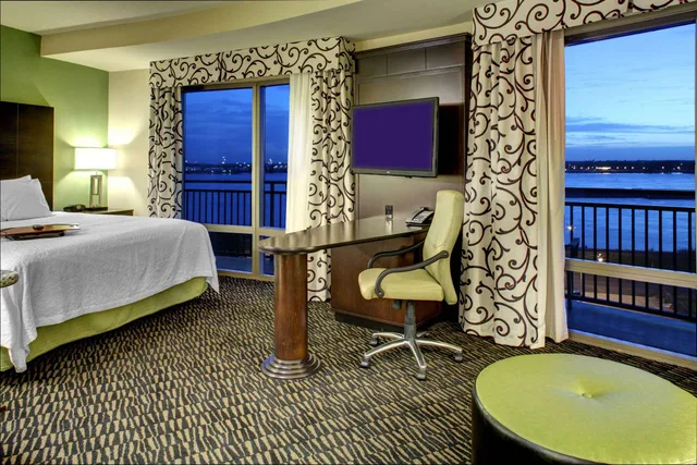 غرفة بسرير مزدوج، Hampton Inn And Suites Baton Rouge Downtown 1/1