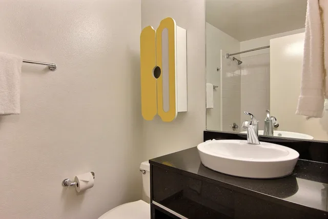 غرفة قياسية بسريرين مزدوجين لذوي الإعاقة، Studio6 Extended Stay - Austin, TX - Northwest 8/10