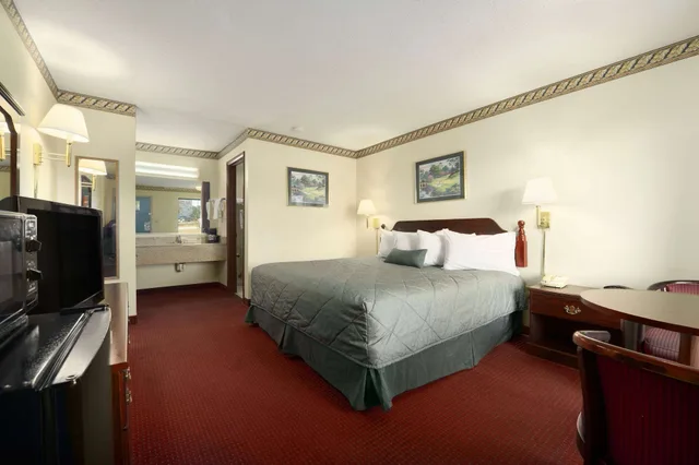 غرفة بسرير مزدوج لذوي الإعاقة، Days Inn by Wyndham Augusta/Fort Gordon 2/9