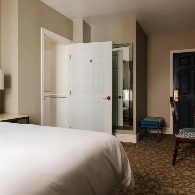 غرفة بسرير كوين بحوض استحمام لذوي الإعاقة، Bijou Hotel 2/10