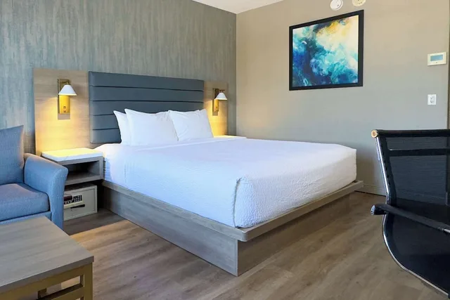 غرفة بسرير كينج، Radisson Hotel Montreal Airport 3/10