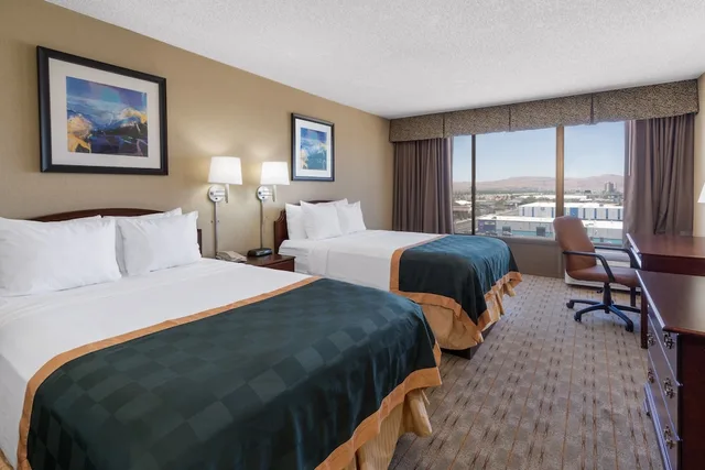 غرفة ديلوكس بسريرين مزدوجين، Ramada By Wyndham Reno Hotel And Casino 5/8