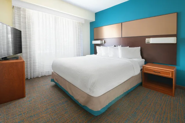 جناح بسرير كوين بغرفة نوم واحدة مع أريكة، Residence Inn Dallas Park Central 1/3