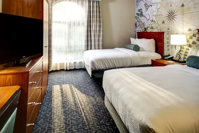 جناح بسريرين مزدوجين مع أريكة، Embassy Suites Williamsburg 1/7