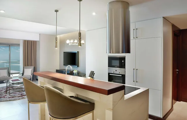 جناح بسريرين مزدوجين بإطلالة على البحر بغرفتي نوم في طابق مرتفع، Hilton Doha The Pearl Residences 2/2