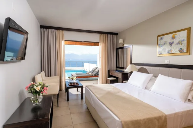 جناح بسريرين منفصلين بإطلالة على البحر مع أريكة بمسبح خاص، Miramare Resort & Spa 1/6