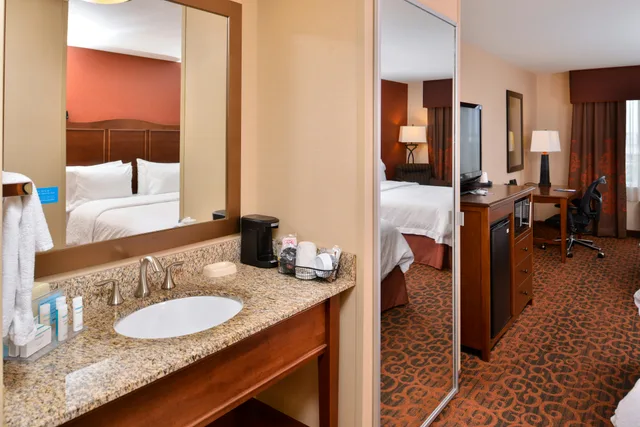 غرفة بسرير كينج مع أريكة، Hampton Inn Idaho Falls Airport 6/6