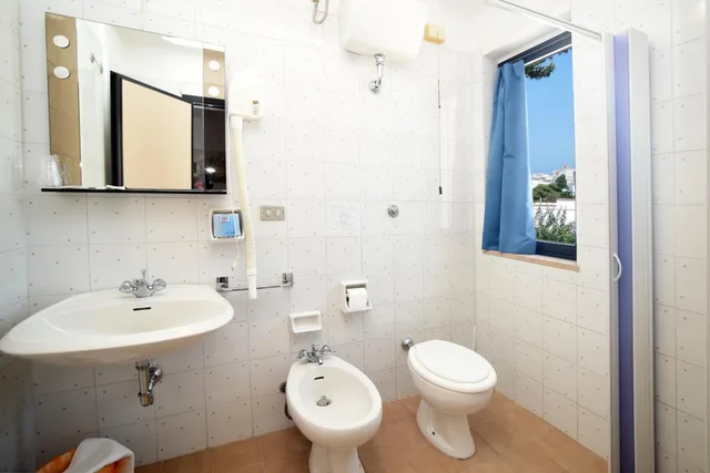 غرفة ثلاثية، Hotel Timiama 6/8