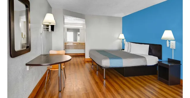 غرفة بسرير كينج لذوي الإعاقة، Motel6 Atlanta GA 4/9