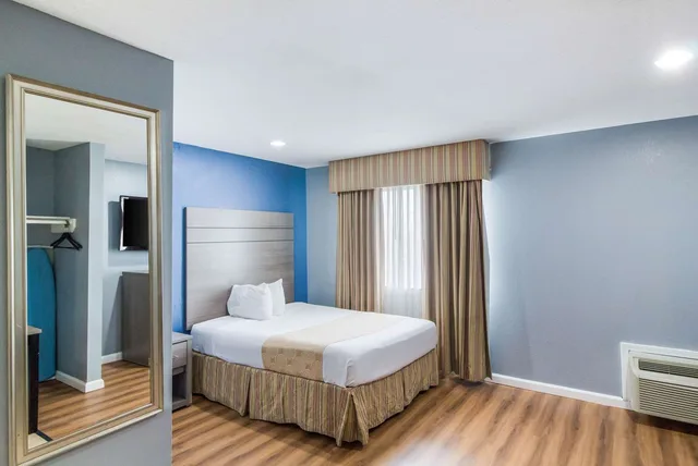 Efficiency, Suite, Queen Bed، Rodeway Inn & Suites Port Arthur - Groves 2/2