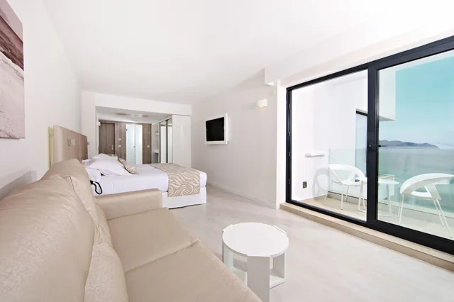 غرفة بسريرين منفصلين بشرفة بإطلالة جزئية على البحر، Iberostar Waves Cala Millor - Adults Only 3/5