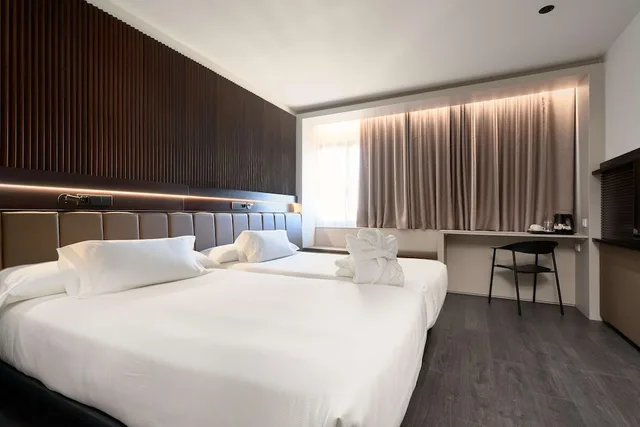Premium, Becquer Hotel 3/10