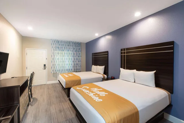 استوديو بسريرين كوين، Days Inn & Suites By Wyndham La Porte 1/2