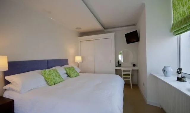 شقة سوبيريور بسريرين منفصلين بغرفتي نوم مع أريكة، Crieff Armoury Luxury Self Catering Apartment 1/10