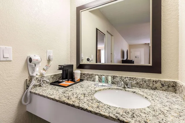 غرفة بسرير كوين، Quality Inn Palm Beach International Airport 6/7