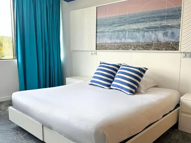 غرفة ثلاثية بسرير كوين وسرير فردي، SoBlue Hotel 2/3