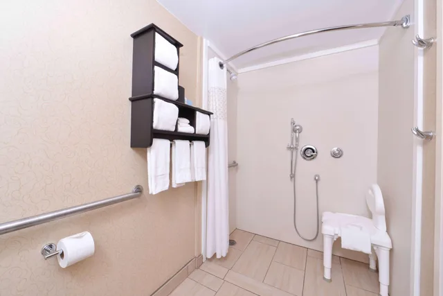 غرفة بسرير كوين، Hampton Inn Gadsden 2/2