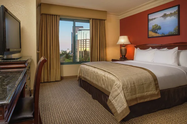 جناح بسرير كينج بغرفتين، Embassy Suites by Hilton Sacramento Riverfront Promenade 4/8