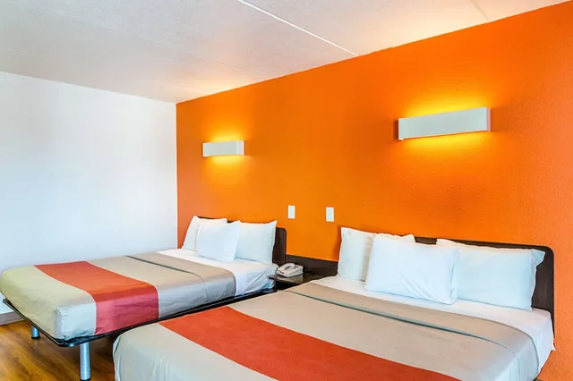 غرفة قياسية بسريرين كوين، Motel6 Cleveland, TX 4/10