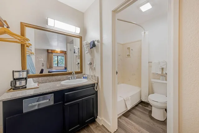 غرفة قياسية بسريرين مزدوجين، Rodeway Inn At Nevada State Capitol 6/6