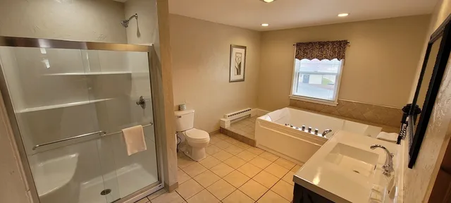جناح شهر العسل بسرير كينج مع أريكة، Pictured Rocks Inn & Suites 4/5