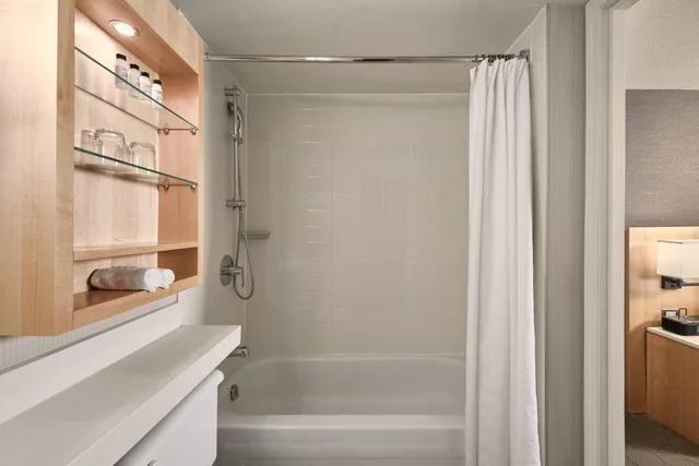 غرفة بسرير كوين بمطبخ صغير، Delta Whistler Village Suites 7/8