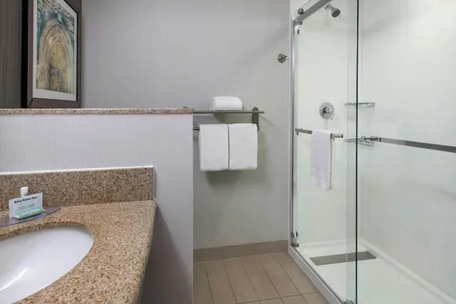 غرفة بسرير كينج لذوي الإعاقة، Courtyard by Marriott Ewing Princeton 4/7